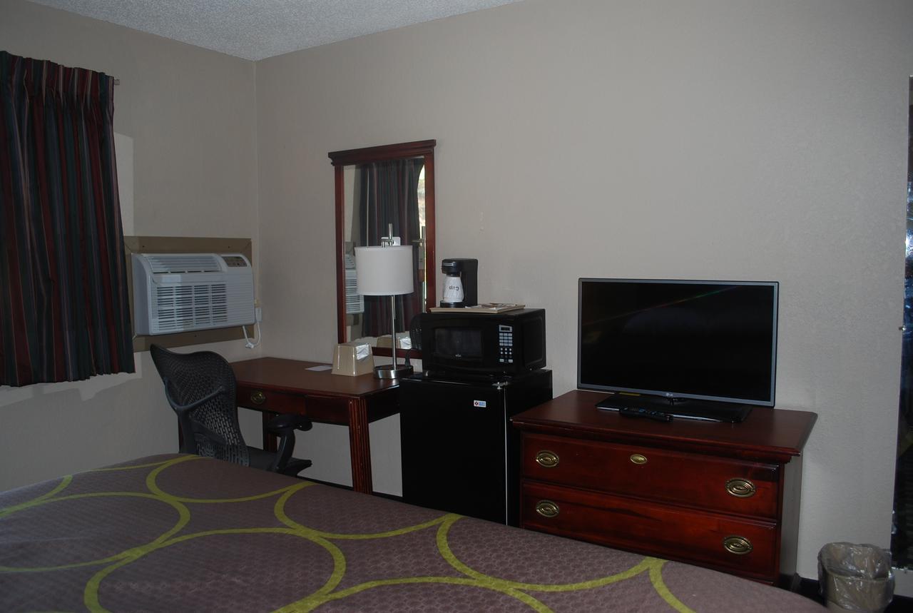 Super 8 By Wyndham Warner Robins Motel Exterior photo